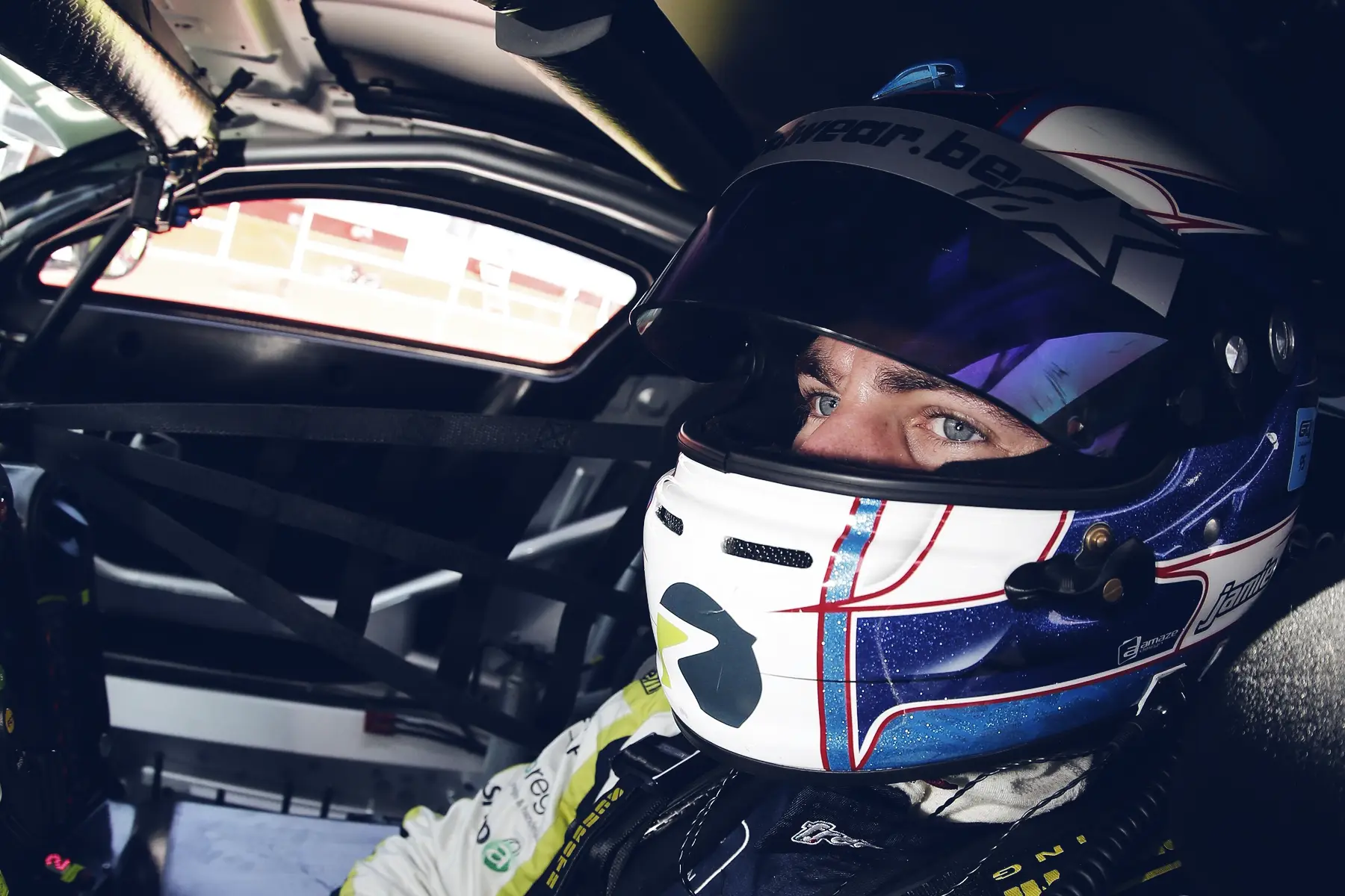 Jamie Vandenbalck met helm in de cockpit