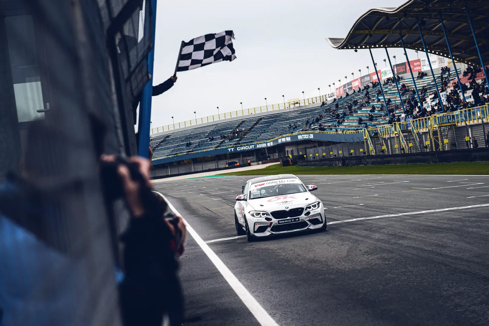 De BMW M2 CS Racing van Xwift Racing Events onder de geblokte vlag op het TT Circuit Assen (2021)