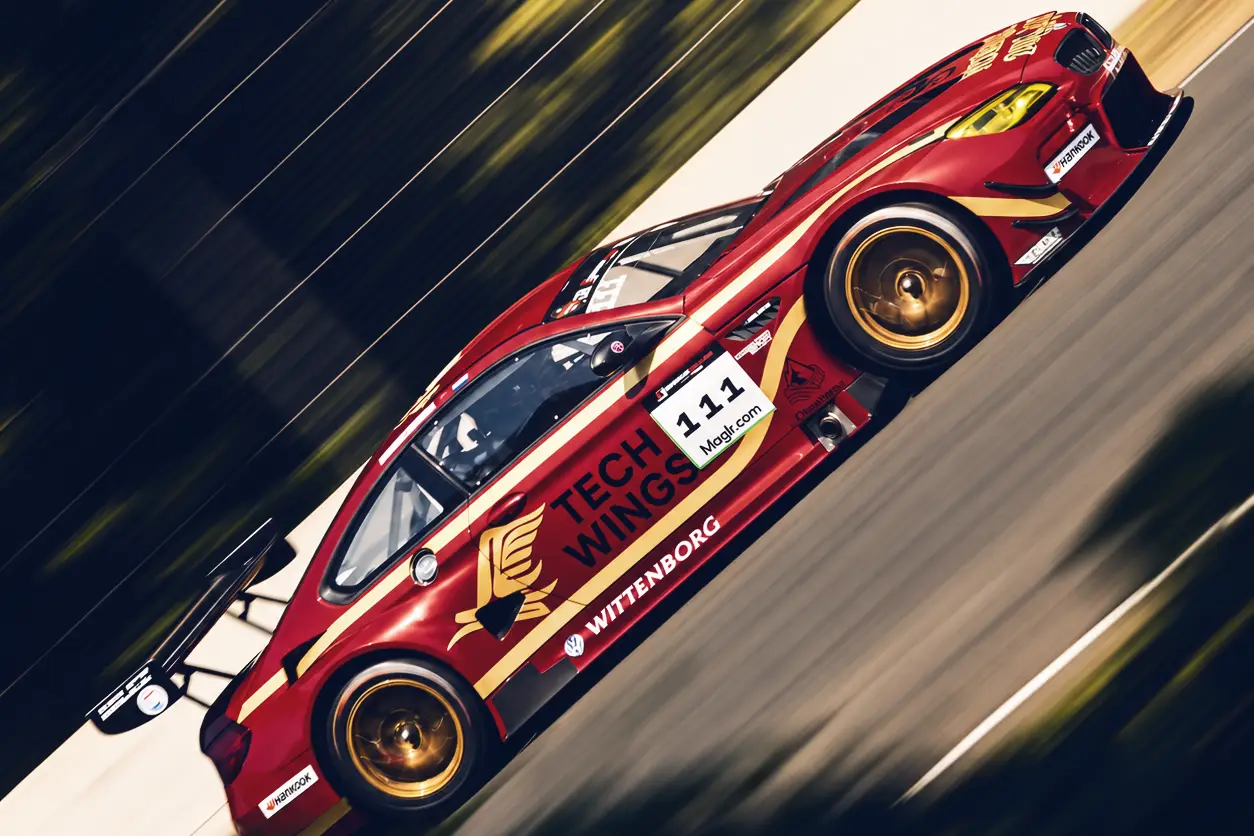 De BMW M6 GT3 van Koopman Racing op snelheid op Circuit Zolder