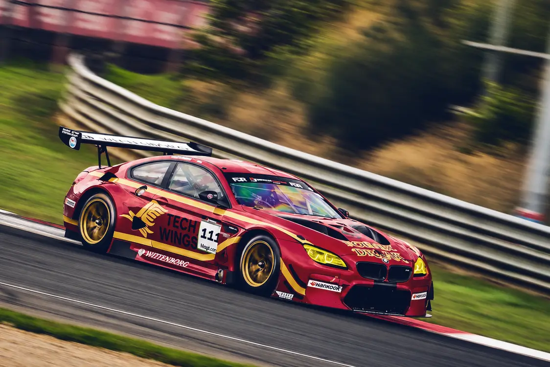 De BMW M6 GT3 van Koopman Racing in een bocht op Circuit Zolder